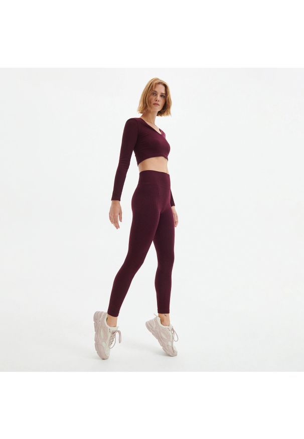 Reserved - Dzianinowe legginsy w prążek - Fioletowy. Kolor: fioletowy. Materiał: dzianina. Wzór: prążki