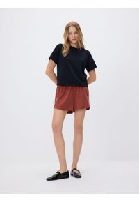 Reserved - Gładkie szorty z modalem - miedziany. Kolor: brązowy. Materiał: tkanina. Wzór: gładki