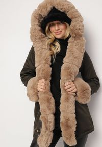 Born2be - Zielono-Beżowa Kurtka Parka z Kapturem i Odpinanymi Futerkowymi Zdobieniami Inessara. Okazja: na co dzień. Typ kołnierza: kaptur. Kolor: zielony. Materiał: skóra. Wzór: aplikacja. Styl: casual, elegancki #1