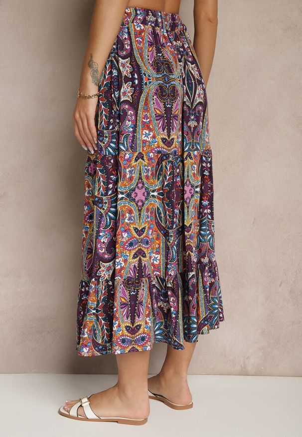 Renee - Fioletowa Spódnica z Wiskozy Ozdobiona Motywem Paisley Ellivae. Okazja: na co dzień. Kolor: fioletowy. Materiał: wiskoza. Wzór: aplikacja, paisley. Styl: elegancki, casual