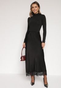 Born2be - Czarna Satynowa Spódnica z Wiskozy Ozdobiona Koronką Fedare. Okazja: na co dzień. Kolor: czarny. Materiał: wiskoza, satyna, koronka. Wzór: aplikacja, koronka. Styl: klasyczny, casual, elegancki #1