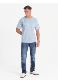Ombre Clothing - Męski t-shirt LOOSE FIT z kieszonką – błękitny V4 OM-TSCT-0171 - XXL. Okazja: na co dzień. Kolor: niebieski. Materiał: bawełna, prążkowany. Wzór: aplikacja. Styl: klasyczny, casual #3