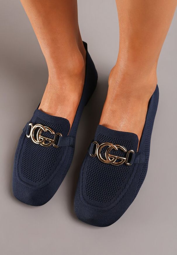 Renee - Granatowe Mokasyny Wsuwane ze Ściętym Noskiem i Metaliczną Klamerką Kanela. Okazja: na co dzień. Zapięcie: bez zapięcia. Kolor: niebieski. Wzór: aplikacja. Styl: casual, elegancki, klasyczny