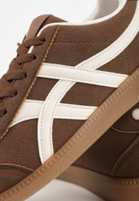 Born2be - Brązowe Sneakersy na Kauczukowej Podeszwie z Geometrycznym Wzorem Sewtila. Okazja: na co dzień. Kolor: brązowy. Materiał: kauczuk. Wzór: geometria #8