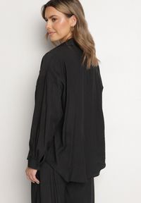 Born2be - Czarna Klasyczna Koszula o Kroju Oversize z Kieszonką Liorea. Okazja: do pracy, na spotkanie biznesowe, na co dzień. Typ kołnierza: kołnierzyk klasyczny. Kolor: czarny. Materiał: jeans. Długość rękawa: długi rękaw. Długość: długie. Styl: klasyczny #5