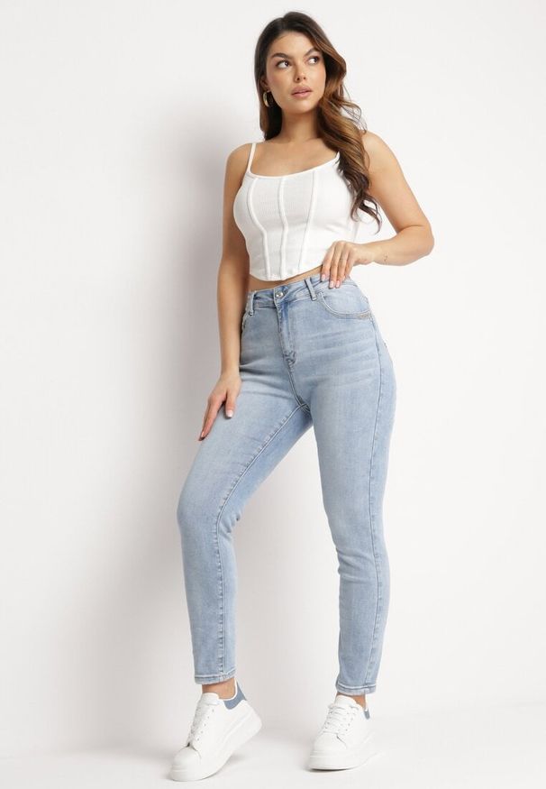 Born2be - Jasnoniebieskie Jeansy o Dopasowanym Fasonie z Regularną Talią i Przetarciami Arinle. Okazja: na co dzień. Kolor: niebieski. Styl: casual, klasyczny