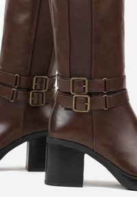 Born2be - Brązowe Kozaki na Słupku Zdobione Paskami z Klamrami i Elastyczną Wstawką Unelisa. Okazja: do pracy, na co dzień, na spotkanie biznesowe. Zapięcie: klamry. Kolor: brązowy. Materiał: jeans. Wzór: aplikacja. Obcas: na słupku. Styl: casual, elegancki, biznesowy. Wysokość obcasa: średni #5