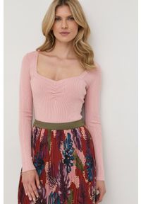Guess sweter damski kolor różowy lekki. Kolor: różowy. Materiał: dzianina. Długość rękawa: długi rękaw. Długość: długie. Wzór: ze splotem