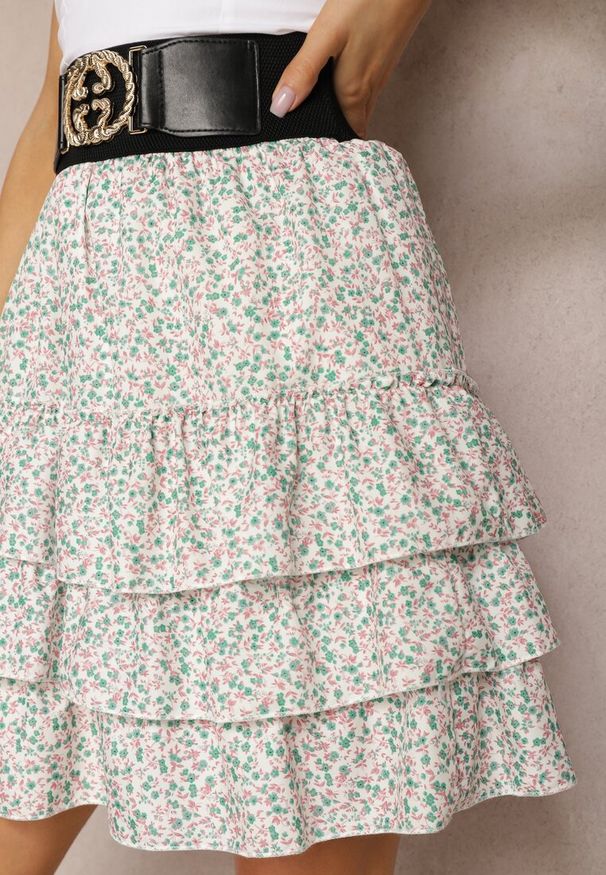 Renee - Biało-Niebieska Spódnica Mini z Szerokim Paskiem z Klamrą i Falbankami Branja. Kolor: biały. Wzór: aplikacja, kwiaty