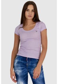 Guess - GUESS Lawendowy t-shirt damski z efektem sprania. Kolor: fioletowy. Materiał: bawełna. Wzór: aplikacja #1