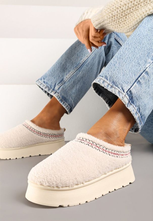 Renee - Beżowe Śniegowce na Platformie Ozdobione Haftem i Niską Cholewką Zinnicira. Wysokość cholewki: przed kostkę. Kolor: beżowy. Materiał: jeans. Szerokość cholewki: normalna. Wzór: aplikacja, haft. Sezon: zima. Obcas: na platformie