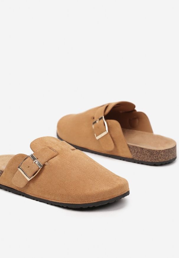 Renee - Brązowe Klapki Chodaki Ozdobione Paskami z Klamrami Silamia. Okazja: na co dzień. Kolor: brązowy. Materiał: jeans. Wzór: aplikacja. Styl: casual
