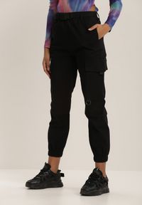 Renee - Czarne Spodnie Joggery Cariloria. Kolor: czarny. Materiał: materiał. Długość: długie #3