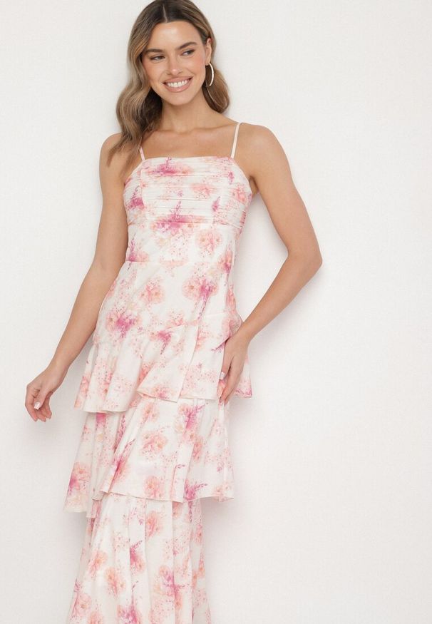 Born2be - Różowa Sukienka na Ramiączkach w Kwiaty Zdobiona Marszczeniem i Falbanami Revalea. Okazja: na co dzień, na imprezę. Typ kołnierza: dekolt kwadratowy. Kolor: różowy. Długość rękawa: na ramiączkach. Wzór: aplikacja, kwiaty. Styl: casual, elegancki