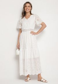 Born2be - Biała Bawełniana Sukienka Boho o Rozkloszowanym Kroju Zdobiona Haftem Efrissea. Okazja: na imprezę. Typ kołnierza: dekolt w serek. Kolor: biały. Materiał: bawełna. Długość rękawa: krótki rękaw. Wzór: aplikacja, haft. Sezon: lato. Styl: boho