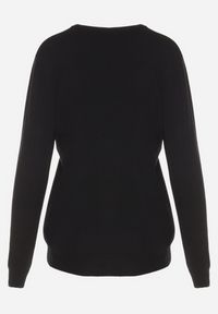 Born2be - Czarny Casualowy Sweter o Klasycznym Kroju z Wełną i Kaszmirem Dailithra. Okazja: na co dzień. Kolor: czarny. Materiał: kaszmir, wełna. Wzór: aplikacja. Styl: klasyczny, casual #3