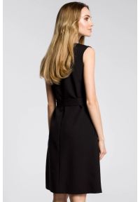 Sukienki.shop - Elegancka sukienka trapezowa bez rękawów z paskiem w talii czarna. Okazja: do pracy. Kolor: czarny. Materiał: tkanina, materiał, elastan. Długość rękawa: bez rękawów. Wzór: gładki. Typ sukienki: trapezowe. Styl: elegancki. Długość: midi