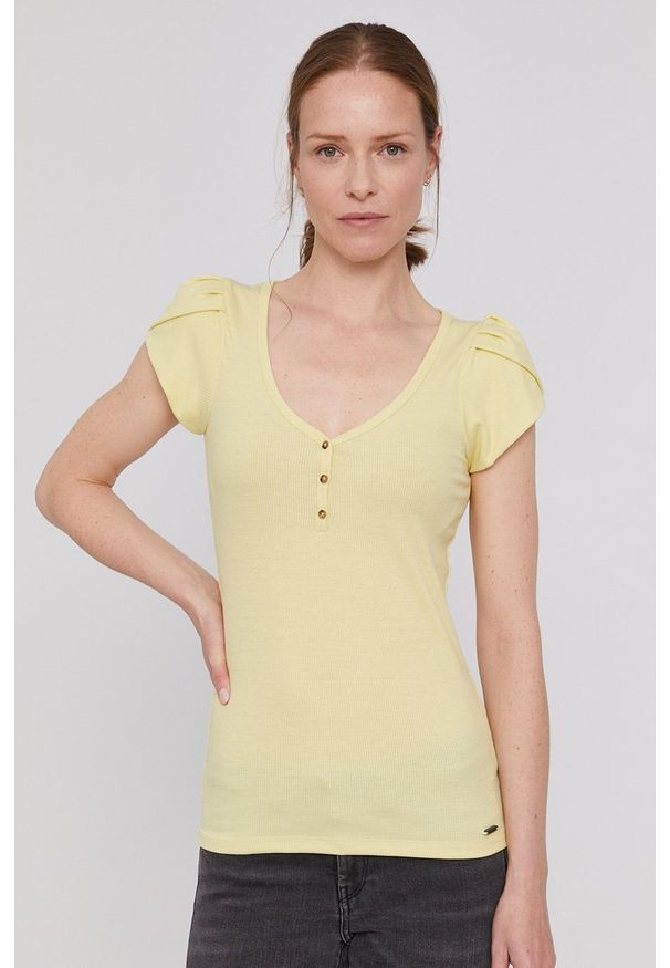 Pepe Jeans T-shirt Doris damski kolor żółty. Kolor: żółty. Materiał: dzianina. Długość: krótkie. Wzór: gładki