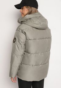 Born2be - Zielona Pikowana Kurtka Mocno Ocieplana Zdobiona Naszywką Leanith. Okazja: na co dzień. Kolekcja: plus size. Kolor: zielony. Długość: długie. Wzór: aplikacja. Materiał: jeans. Długość rękawa: długi rękaw. Sezon: jesień, zima. Styl: casual, elegancki #4