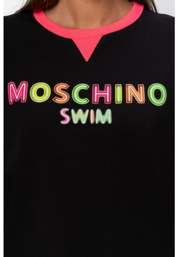 MOSCHINO Czarna bluza z neonowym logo. Kolor: czarny. Materiał: bawełna, prążkowany
