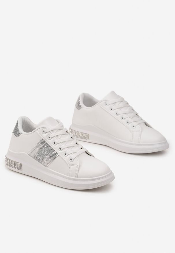 Renee - Biało-Srebrne Sneakersy z Metalicznymi Wstawkami i Cyrkoniami na Grubej Podeszwie Wirela. Kolor: biały