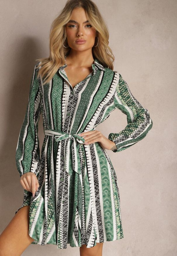 Renee - Zielona Wiskozowa Sukienka Koszulowa z Paskiem w Talii Rozkloszowana Urdiasa. Okazja: na imprezę, na randkę, na co dzień. Typ kołnierza: dekolt w kształcie V. Kolor: zielony. Materiał: wiskoza. Długość rękawa: długi rękaw. Typ sukienki: koszulowe. Styl: elegancki, casual, sportowy