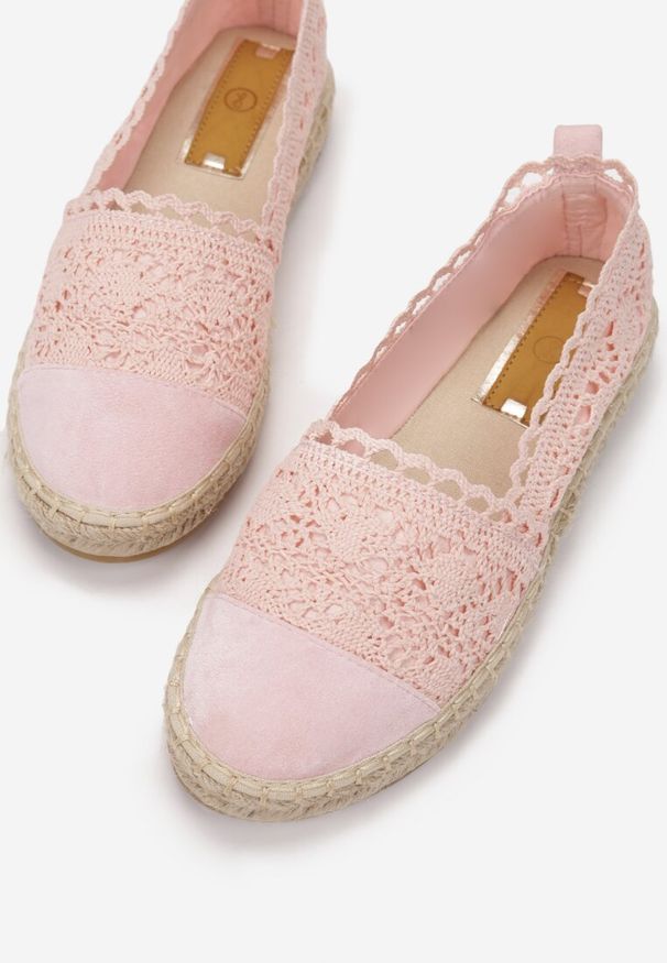 Renee - Różowe Espadryle Vylixis. Okazja: na co dzień. Nosek buta: okrągły. Zapięcie: bez zapięcia. Kolor: różowy. Szerokość cholewki: normalna. Wzór: aplikacja, ażurowy, kwiaty, gładki, haft. Materiał: materiał, len. Sezon: lato. Styl: casual