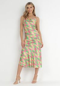Born2be - Jasnozielona Satynowa Sukienka Stelon. Kolor: zielony. Materiał: satyna. Długość rękawa: na ramiączkach. Wzór: nadruk. Styl: klasyczny. Długość: maxi #1