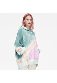 Cropp - Bluza z wzorem tie-dye - Zielony. Kolor: zielony. Materiał: bawełna, dzianina. Długość rękawa: długi rękaw. Długość: długie. Wzór: nadruk #1