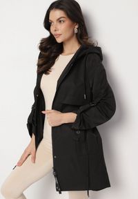 Born2be - Czarny Płaszcz Kurtka Przeciwwiatrowa z Kapturem Amilina. Okazja: na spacer, na co dzień. Typ kołnierza: kaptur. Kolor: czarny. Materiał: wełna, jeans. Wzór: aplikacja. Styl: casual, elegancki #3