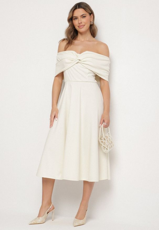 Born2be - Beżowa Rozkloszowana Sukienka z Odsłoniętymi Ramionami i Drapowaniem Odilene. Okazja: na imprezę. Kolor: beżowy. Sezon: lato. Typ sukienki: z odkrytymi ramionami. Styl: elegancki