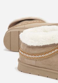 Born2be - Ciemnobeżowe Wsuwane Śniegowce z Imitacji Zamszu Zdobione Haftem i Futerkiem Zetesse. Okazja: na co dzień. Zapięcie: bez zapięcia. Kolor: beżowy. Materiał: zamsz, futro. Wzór: haft, aplikacja. Sezon: zima. Styl: casual, elegancki #5