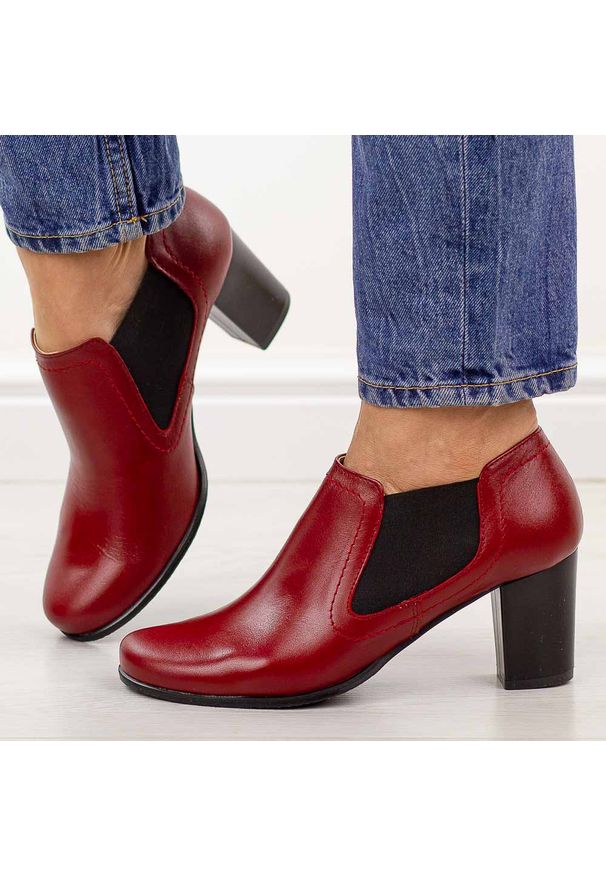 Czerwone skórzane Polskie botki damskie na słupku Gregors 553. Okazja: na co dzień. Nosek buta: okrągły. Kolor: czerwony. Szerokość cholewki: normalna. Materiał: skóra. Sezon: wiosna, jesień. Obcas: na słupku. Styl: casual, elegancki, klasyczny, wizytowy. Wysokość obcasa: średni