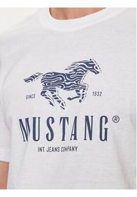 Mustang T-Shirt Austin 1015069 Biały Regular Fit. Kolor: biały. Materiał: bawełna