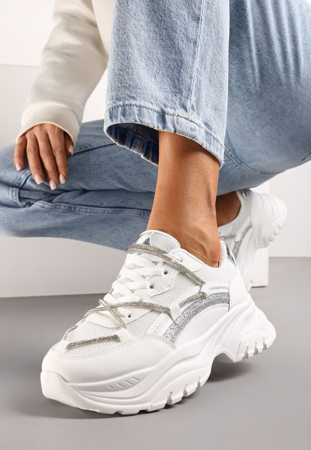 Born2be - Białe Sneakersy na Platformie z Brokatem i Cyrkoniami Ebavia. Kolor: biały. Wzór: aplikacja. Obcas: na platformie