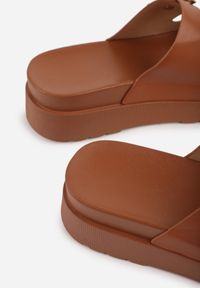 Born2be - Brązowe Klapki na Grubej Podeszwie z Dwoma Klamrami Xenienne. Okazja: na co dzień. Kolor: brązowy. Materiał: jeans. Wzór: ażurowy. Styl: casual, klasyczny #5