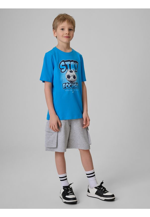 4f - 4F T-shirt regular z nadrukiem chłopięcy - niebieski 152 (11-12 lat). Okazja: na spacer, na co dzień, na uczelnię. Kolor: niebieski. Materiał: dzianina, materiał, dresówka, bawełna, skóra, jeans. Wzór: nadruk. Sezon: lato. Styl: casual, sportowy
