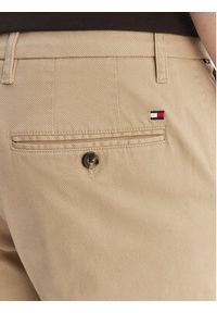 TOMMY HILFIGER - Tommy Hilfiger Chinosy Denton MW0MW41923 Beżowy Regular Fit. Kolor: beżowy. Materiał: bawełna #5