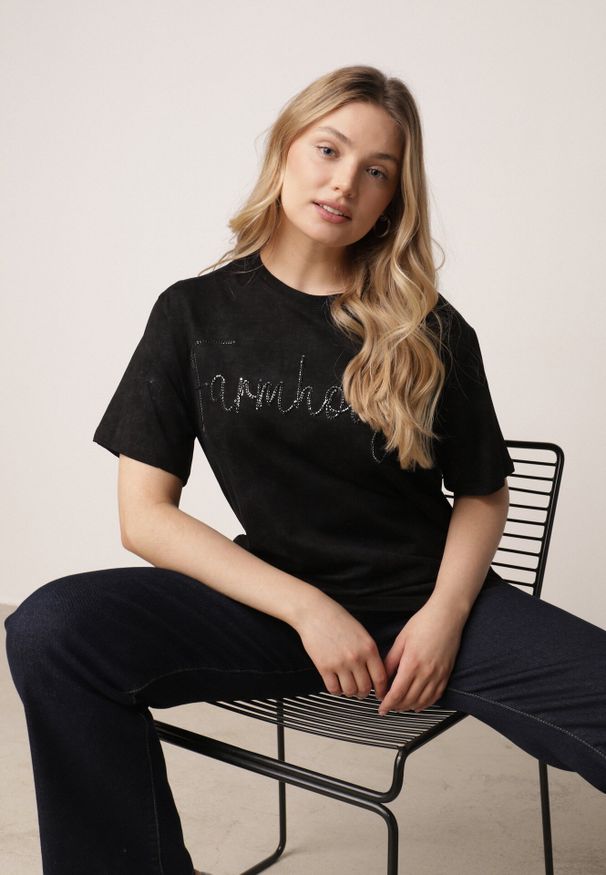 Born2be - Czarny Bawełniany T-shirt Oversize z Haftowanym Napisem z Cekinami Aewai. Okazja: na co dzień. Kolor: czarny. Materiał: bawełna. Wzór: napisy, haft. Styl: elegancki, casual