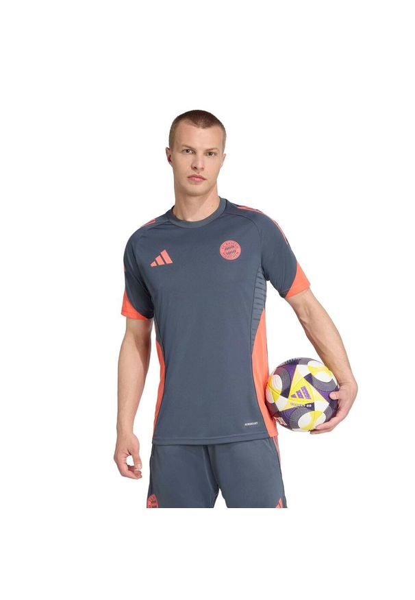 Adidas - Koszulka treningowa Bayern Monachium 2025/26. Kolor: szary. Sport: piłka nożna