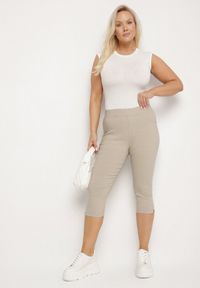 Born2be - Beżowe Spodnie z Bawełny o Kroju Capri Dolonisa. Okazja: na co dzień. Kolor: beżowy. Materiał: bawełna. Styl: młodzieżowy, elegancki, casual #4