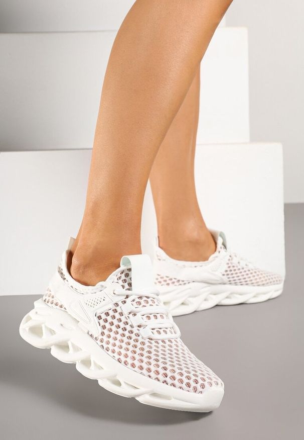 Born2be - Białe Siateczkowe Buty Sportowe Sneakersy na Grubej Tłoczonej Podeszwie Telarienna. Okazja: na co dzień. Zapięcie: sznurówki. Kolor: biały. Materiał: jeans. Obcas: na platformie