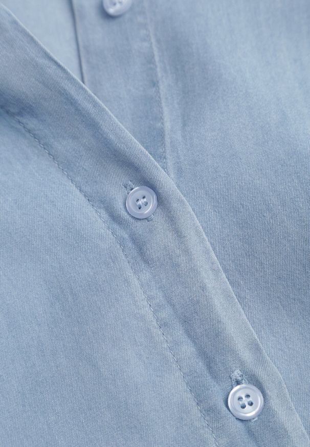 Born2be - Jasnoniebieska Nietoperzowa Koszula Oversize z Wiskozą z Rękawami 3/4 Mathei. Okazja: na co dzień. Typ kołnierza: kołnierzyk klasyczny. Kolor: niebieski. Materiał: wiskoza. Wzór: gładki. Sezon: lato. Styl: casual, klasyczny