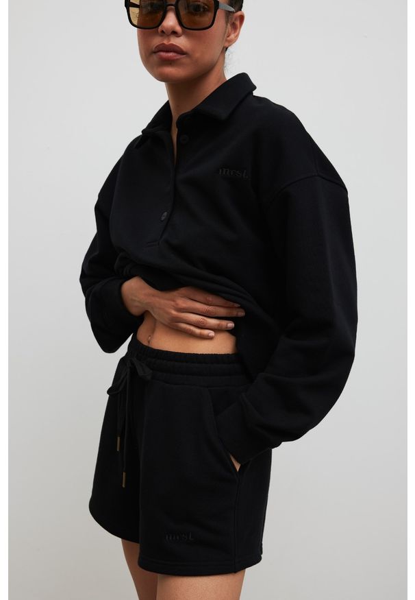 Marsala - Szorty z dzianiny dresowej w kolorze TOTALLY BLACK - BREEZE-XS. Okazja: na co dzień. Materiał: dzianina, dresówka. Wzór: haft. Styl: casual