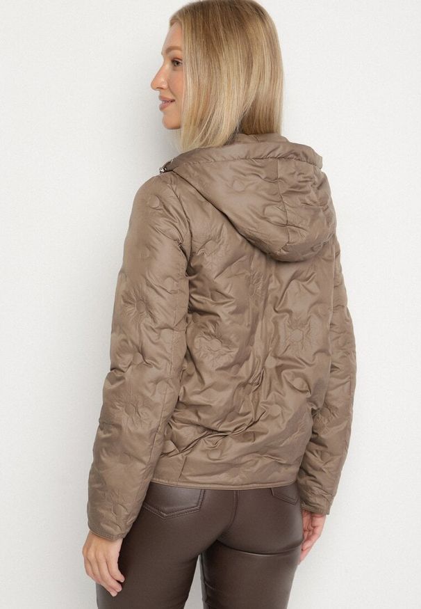 Born2be - Brązowa Przejściowa Kurtka z Geometrycznym Pikowaniem i Kapturem Arevitta. Okazja: na co dzień, na spacer. Kolor: brązowy. Wzór: geometria. Sezon: wiosna. Styl: elegancki, casual, klasyczny, sportowy