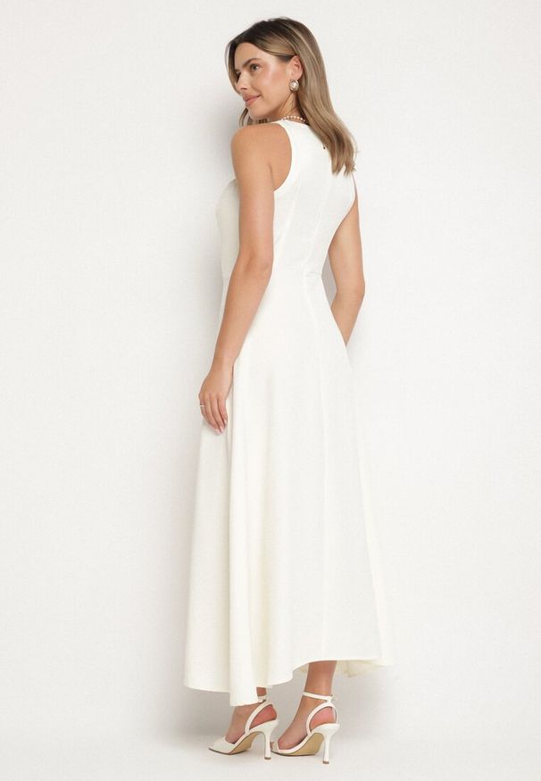 Born2be - Żółta Rozkloszowana Sukienka z Wiskozą i Dekoltem Typu Halter Dolienna. Typ kołnierza: dekolt halter. Kolor: żółty. Materiał: wiskoza. Typ sukienki: rozkloszowane. Styl: elegancki