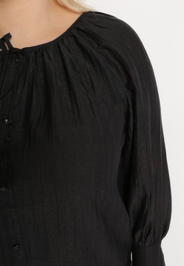 Born2be - Czarna Koszula Wiskozowa z Guzikami Ozdobnymi i Troczkami Aulina. Okazja: na spotkanie biznesowe, do pracy. Kolor: czarny. Materiał: wiskoza. Styl: biznesowy, elegancki