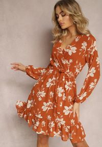 Renee - Jasnobrązowa Rozkloszowana Sukienka Mini w Kwiaty i Gumką w Pasie Elandri. Kolor: brązowy. Materiał: tkanina. Wzór: kwiaty. Długość: mini