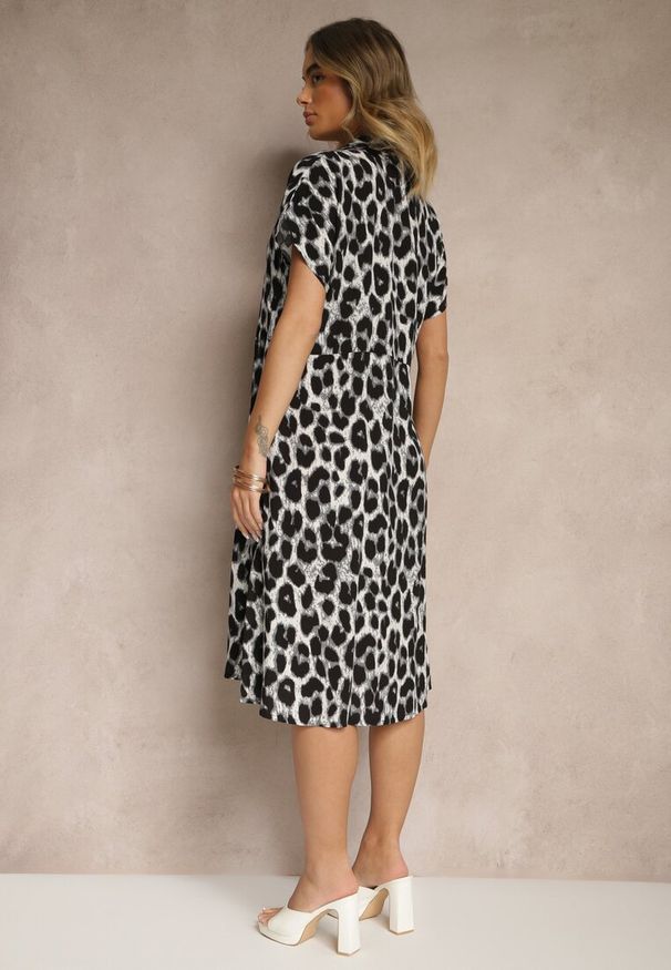 Renee - Szaro-Czarna Koszulowa Sukienka z Bawełny w Panterkowy Print Iffiera. Okazja: na co dzień. Typ kołnierza: dekolt w kształcie V. Kolor: szary. Materiał: bawełna. Długość rękawa: krótki rękaw. Wzór: nadruk. Typ sukienki: koszulowe. Styl: klasyczny, casual