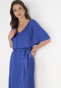 Born2be - Granatowa Sukienka Plisowana z Szeroką Falbaną Przy Dekolcie Dinara. Kolor: niebieski. Styl: wizytowy. Długość: maxi #2
